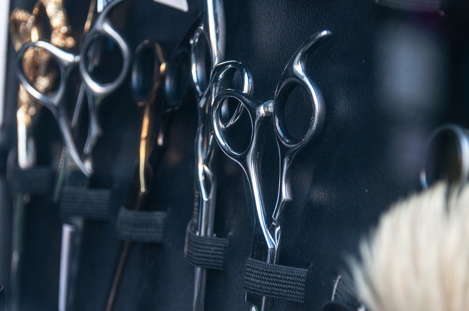 What is the salon's policy on commission for hairstylists? • British