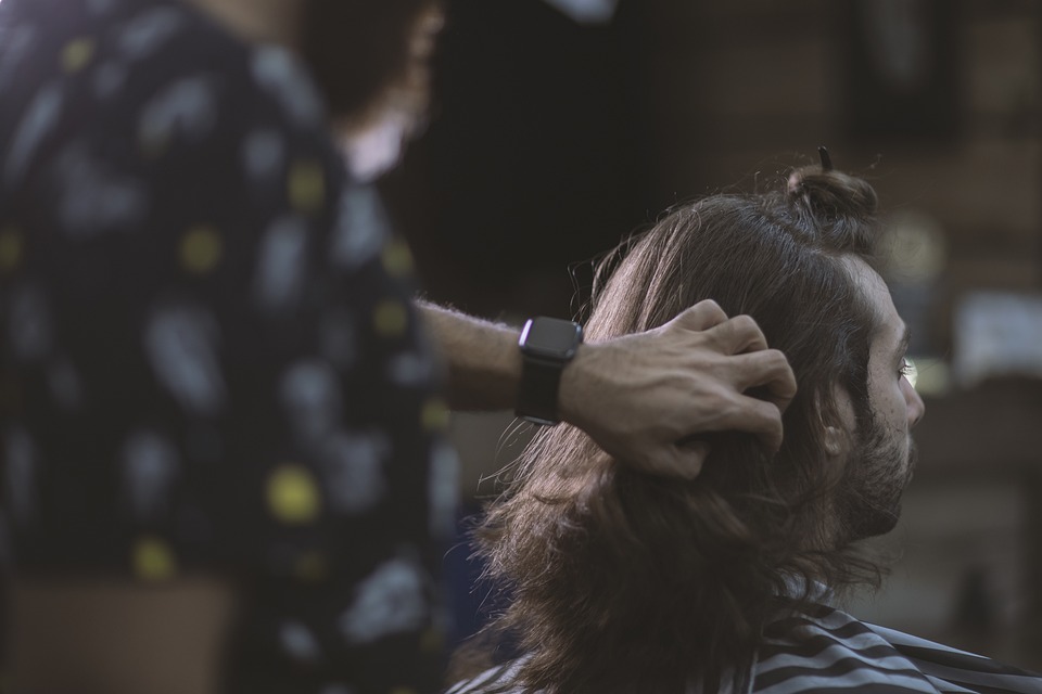 What are the qualifications and skills required for a hair salon job